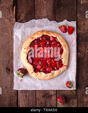 Sommer Erdbeertorte kuchen Galette auf Holz- rustikalen Hintergrund. Ansicht von oben Stockfoto