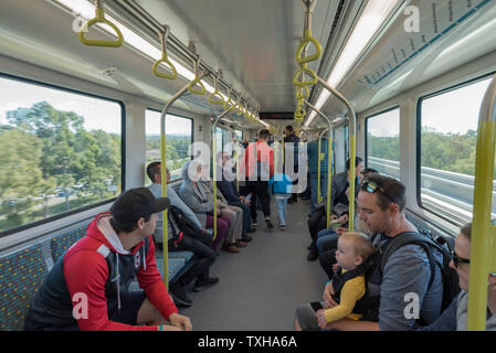 26. Mai 2019 Sydney Australien: Passagiere Reiten kostenlos am Tag der Einweihung der neuen Sydney nordwestlich der U-Bahn Stockfoto