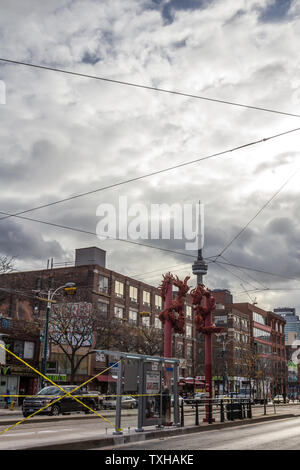 TORONTO, KANADA - 14. NOVEMBER 2018: Typische Chinatown market Street mit Dragon Gates mit dem CN Tower im Hintergrund. Es ist die chinesischen ethnischen Distri Stockfoto