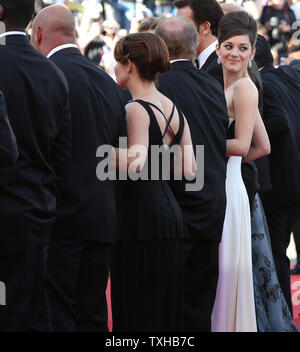 Marion Cotillard und das Team aus dem Film kommen auf dem roten Teppich vor der Vorführung des Films "Blood Ties" während die 66. jährliche Internationale Filmfestspiele von Cannes in Cannes, Frankreich am 20. Mai 2013. UPI/David Silpa Stockfoto