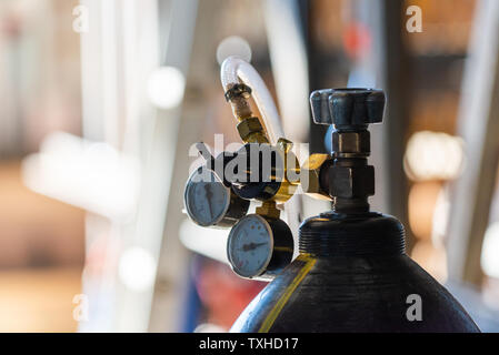 Druckminderer mit Manometer an der Sauerstoffflasche Stockfoto