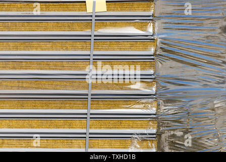 Stapel von modernen sandwich panel Bausteine aus Metall Profil und thermische Isolation Material für den Aufbau von warmen und geschützten Häuser. Stockfoto