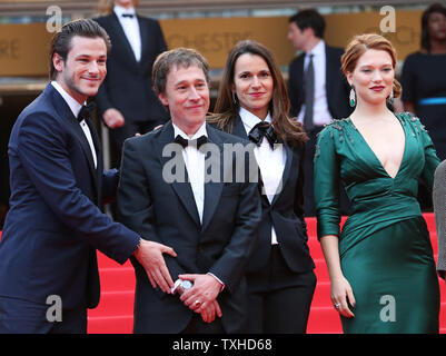 (Von L nach R) Gaspard Ulliel, Bertrand Bonello, französischer Kulturminister Aurelie Filippetti und Lea Seydoux kommen auf den Stufen des Palais des Festivals vor dem Screening von aint Laurent des Films" während der 67. jährliche Internationale Filmfestspiele von Cannes in Cannes, Frankreich am 17. Mai 2014. UPI/David Silpa Stockfoto