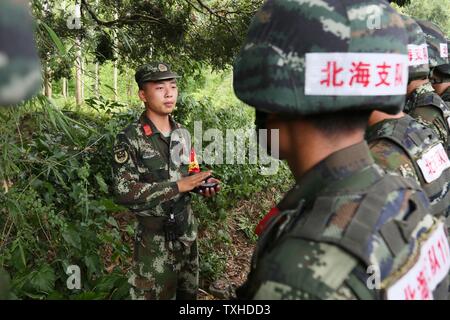 Mitte Juni 2018, bewaffnete Polizei Guangxi Brigade für das zweite Quartal 2018 "Devil's Woche "Extreme training Beibu Bay Area der Vorhang der Krieg in eine seltsame Bergwald in Beihai, Guangxi geöffnet. Hunderte von speziellen Bekämpfung Mitglieder versammelten sich hier in fast 30 catties der Ausrüstung. In den sieben Tage und sechs Nächte erleben, die spezielle Bekämpfung der Mitglieder werden in mehr als 30 Fächern, etwa 10 Kilometer von Bergwald bewaffneten Langlauf, Strand, Wasser Transport Hijacking, Bergwald Erfassung und Vernichtung bekämpfen, Nacht Razzien Zug und so weiter. Stockfoto