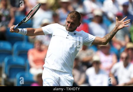 Dan Evans in Aktion während der Runde 32 Spiel gegen Radu Albot bei Tag drei der Natur Tal Internationalen an der Devonshire Park, Eastbourne. Stockfoto