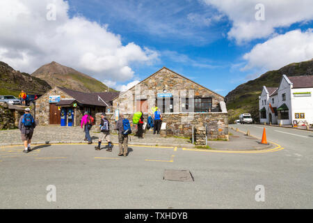 Der Eingang zum Pen Y Pass Parkplatz und Informationen Amt an der Spitze der Llanberis Pass Pass, Snowdonia National Park, Gwynedd, Wales, Großbritannien Stockfoto