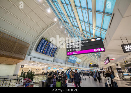 TORONTO, KANADA - 14. NOVEMBER 2018: Abflug board und Prüfen in Toren von Terminal 2 des Flughafen Toronto Pearson, der belebtesten International Airpo Stockfoto