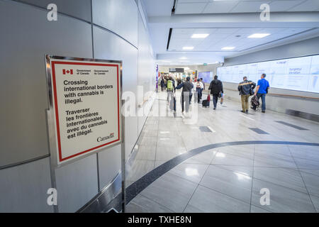 TORONTO, KANADA - 15. NOVEMBER 2018: Anmelden Toronto Alan Pearson Flughafen erinnert es ist verboten, Cannabis außerhalb von Kanada zu exportieren, trotz der Stockfoto