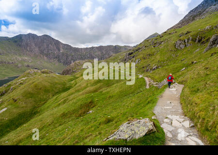 Ein Wanderer auf der Pyg Anschluss Richtung Snowdon, Snowdonia National Park, Gwynedd, Wales, Großbritannien Stockfoto