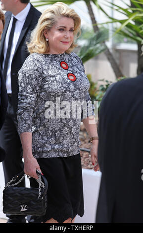 Catherine Deneuve kommt an ein Foto für den Film "La Tete Haute (Hoch)", die im Rahmen der 68. Internationalen Filmfestspiele von Cannes in Cannes, Frankreich am 13. Mai 2015. Foto von David Silpa/UPI Stockfoto