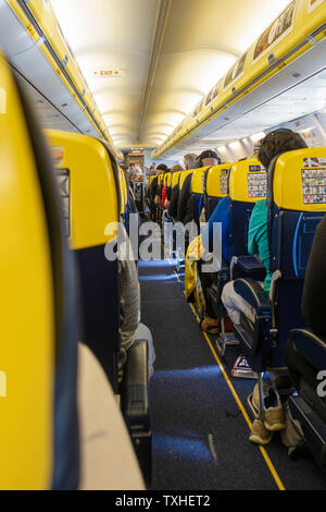 London, Großbritannien, 11. Juni 2019: Inside Ryanair Flugzeug während des Fluges. Ryanair ist die größte Low-Cost-Airline der Welt Stockfoto