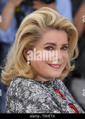 Catherine Deneuve kommt an ein Foto für den Film "La Tete Haute (Hoch)", die im Rahmen der 68. Internationalen Filmfestspiele von Cannes in Cannes, Frankreich am 13. Mai 2015. Foto von David Silpa/UPI Stockfoto