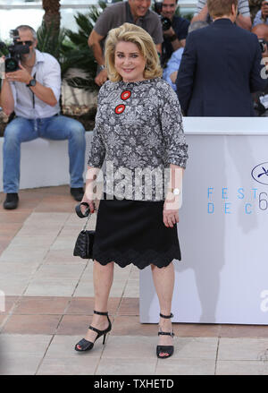 Catherine Deneuve kommt an ein Foto für den Film "La Tete Haute (Hoch)", die im Rahmen der 68. Internationalen Filmfestspiele von Cannes in Cannes, Frankreich am 13. Mai 2015. Foto von David Silpa/UPI Stockfoto