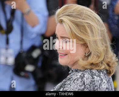 Catherine Deneuve kommt an ein Foto für den Film "La Tete Haute (Hoch)", die im Rahmen der 68. Internationalen Filmfestspiele von Cannes in Cannes, Frankreich am 13. Mai 2015. Foto von David Silpa/UPI Stockfoto