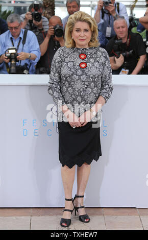 Catherine Deneuve kommt an ein Foto für den Film "La Tete Haute (Hoch)", die im Rahmen der 68. Internationalen Filmfestspiele von Cannes in Cannes, Frankreich am 13. Mai 2015. Foto von David Silpa/UPI Stockfoto