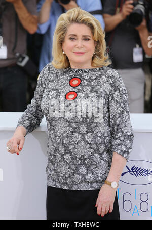 Catherine Deneuve kommt an ein Foto für den Film "La Tete Haute (Hoch)", die im Rahmen der 68. Internationalen Filmfestspiele von Cannes in Cannes, Frankreich am 13. Mai 2015. Foto von David Silpa/UPI Stockfoto