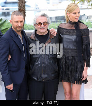 Tom Hardy (L), George Miller (C) und Charlize Theron kommen an einem Foto für den Film 'Mad Max: Fury Road" während der 68. Internationalen Filmfestspiele von Cannes in Cannes, Frankreich am 14. Mai 2015. Foto von David Silpa/UPI Stockfoto