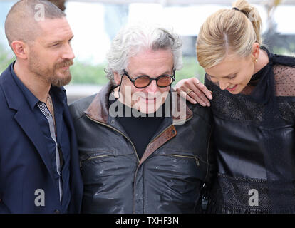 Tom Hardy (L), George Miller (C) und Charlize Theron kommen an einem Foto für den Film 'Mad Max: Fury Road" während der 68. Internationalen Filmfestspiele von Cannes in Cannes, Frankreich am 14. Mai 2015. Foto von David Silpa/UPI Stockfoto