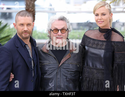 Tom Hardy (L), George Miller (C) und Charlize Theron kommen an einem Foto für den Film 'Mad Max: Fury Road" während der 68. Internationalen Filmfestspiele von Cannes in Cannes, Frankreich am 14. Mai 2015. Foto von David Silpa/UPI Stockfoto