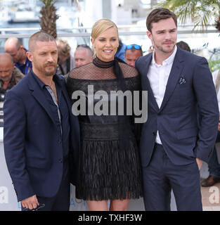 Tom Hardy (L), Charlize Theron (C) und Nicholas Hoult kommen an einem Foto für den Film 'Mad Max: Fury Road" während der 68. Internationalen Filmfestspiele von Cannes in Cannes, Frankreich am 14. Mai 2015. Foto von David Silpa/UPI Stockfoto