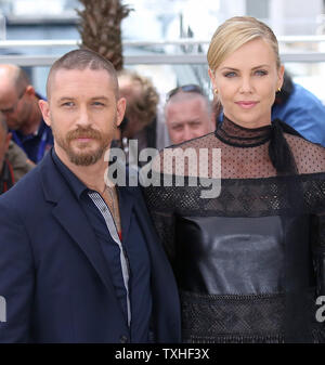 Tom Hardy (L) und Charlize Theron kommen an einem Foto für den Film 'Mad Max: Fury Road" während der 68. Internationalen Filmfestspiele von Cannes in Cannes, Frankreich am 14. Mai 2015. Foto von David Silpa/UPI Stockfoto