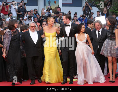 (Von L nach R) Sandy Gore, George Miller, Charlize Theron, Nicholas Hoult, Zoe Kravitz, Doug Mitchell und Courtney Eaton ankommen auf dem roten Teppich vor der Vorführung des Films "Mad Max: Fury Road" während der 68. Internationalen Filmfestspiele von Cannes in Cannes, Frankreich am 14. Mai 2015. Foto von David Silpa/UPI Stockfoto