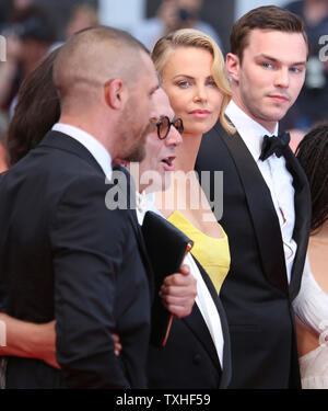 (Von L nach R) Tom Hardy, Sandy Gore, George Miller, Charlize Theron und Nicholas Hoult ankommen auf dem roten Teppich vor der Vorführung des Films "Mad Max: Fury Road" während der 68. Internationalen Filmfestspiele von Cannes in Cannes, Frankreich am 14. Mai 2015. Foto von David Silpa/UPI Stockfoto