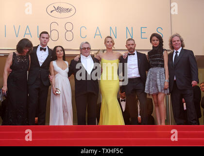 (Von L nach R) Margaret Sixel, Nicholas Hoult, Zoe Kravitz, George Miller, Charlize Theron, Tom Hardy, Courtney Eaton und Doug Mitchell kommen auf den Stufen des Palais des Festivals vor der Vorführung des Films "Mad Max: Fury Road" während der 68. Internationalen Filmfestspiele von Cannes in Cannes, Frankreich am 14. Mai 2015. Foto von David Silpa/UPI Stockfoto