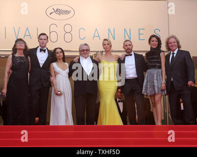 (Von L nach R) Margaret Sixel, Nicholas Hoult, Zoe Kravitz, George Miller, Charlize Theron, Tom Hardy, Courtney Eaton und Doug Mitchell kommen auf den Stufen des Palais des Festivals vor der Vorführung des Films "Mad Max: Fury Road" während der 68. Internationalen Filmfestspiele von Cannes in Cannes, Frankreich am 14. Mai 2015. Foto von David Silpa/UPI Stockfoto