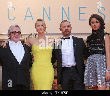 (Von L nach R) George Miller, Charlize Theron, Tom Hardy und Courtney Eaton kommen auf den Stufen des Palais des Festivals vor der Vorführung des Films "Mad Max: Fury Road" während der 68. Internationalen Filmfestspiele von Cannes in Cannes, Frankreich am 14. Mai 2015. Foto von David Silpa/UPI Stockfoto