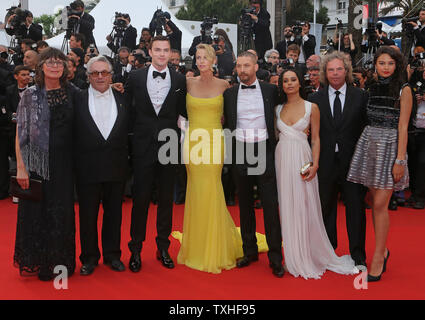 (Von L nach R) Sandy Gore, George Miller, Nicholas Hoult, Charlize Theron, Tom Hardy, Zoe Kravitz, Doug Mitchell und Courtney Eaton ankommen auf dem roten Teppich vor der Vorführung des Films "Mad Max: Fury Road" während der 68. Internationalen Filmfestspiele von Cannes in Cannes, Frankreich am 14. Mai 2015. Foto von David Silpa/UPI Stockfoto