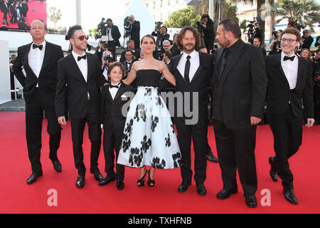 Das Team aus dem Film "eine Geschichte von Liebe und Finsternis", einschließlich (von L nach R) Amir Tessler, Gilad Kahana, Natalie Portman und Ram Bergman, kommt auf dem roten Teppich vor der Vorführung des Films während der 68. Internationalen Filmfestspiele von Cannes in Cannes, Frankreich am 16. Mai 2015. Foto von David Silpa/UPI Stockfoto