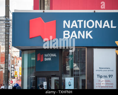 TORONTO, KANADA - 14. NOVEMBER 2018: Logo der Nationalbank von Kanada in Toronto, Ontario, Quebec. Es ist eines der größten kanadischen Banken und eine Stockfoto