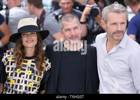 Virginie Ledoyen (L), Eric Hannezo (C) und Lambert Wilson kommen an einem Fotoshooting für den Film "EMPÖRT", die im Rahmen der 68. Internationalen Filmfestspiele von Cannes in Cannes, Frankreich am 18. Mai 2015. Foto von David Silpa/UPI Stockfoto