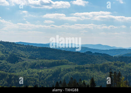 Frühling Beskid Slaski, und Moravskoslezske Slezske Beskiden Beskiden mit Lysa hora Hill in Polen und in der Tschechischen Republik aus der Ansicht Turm auf St Stockfoto