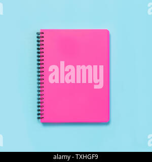 Rosa mädchenhafte Schulmaterial, Notebooks auf blauem Hintergrund. Ansicht von oben, flach. Kopieren Sie Platz. Stockfoto