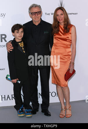 Römische Keitel (L), Harvey Keitel (C) und Daphna Kastner am 22 amfAR Cinema gegen AIDS 2015 Gala im Hotel du Cap-Eden-Roc in Antibes, Frankreich am 21. Mai 2015. Die Veranstaltung, die jedes Jahr während der jährlichen Cannes Film Festival statt, die Kapital für AIDS-Forschung. Foto von David Silpa/UPI Stockfoto