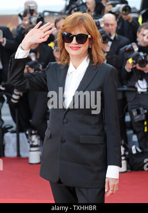 Susan Sarandon kommt auf dem roten Teppich vor der Vorführung des Films "Cafe Gesellschaft" bei der Eröffnung der 69. Internationalen Filmfestspiele von Cannes in Cannes, Frankreich am 11. Mai 2016. Foto von David Silpa/UPI Stockfoto