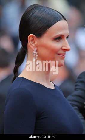 Juliette Binoche kommt auf dem roten Teppich vor der Vorführung des Films bin ein Loute (Durchhang Bay)' an der 69. Internationalen Filmfestspiele von Cannes in Cannes, Frankreich am 13. Mai 2016. Foto von David Silpa/UPI Stockfoto