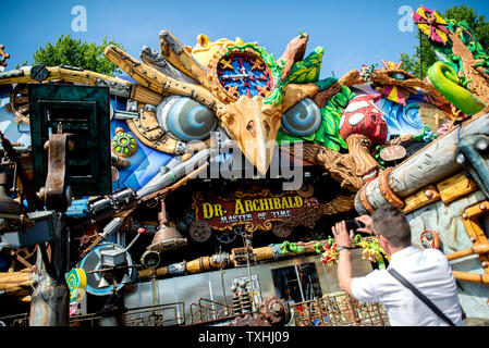 Hannover, Deutschland. 25. Juni 2019. Ein Mann Fotografien der virtuellen Realität Fahrt 'Dr. Archibald - Meister der Zeit' auf dem Schützenplatz. Die 490Th Schützenfest findet vom 28. Juni bis 7. Juli. Nach Angaben der Veranstalter ist es das größte schießen Festival der Welt. Über eine Million Besucher erwartet. Credit: Hauke-Christian Dittrich/dpa/Alamy leben Nachrichten Stockfoto