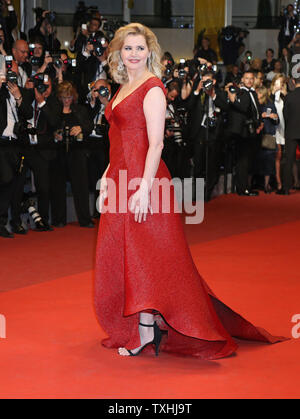 Geena Davis kommt auf dem roten Teppich vor der Vorführung des Films "Die netten Kerle" an der 69. Internationalen Filmfestspiele von Cannes in Cannes, Frankreich am 15. Mai 2016. Foto von David Silpa/UPI Stockfoto
