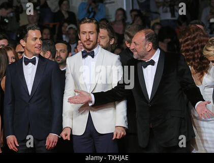 Matt Bomer (L), Ryan Gosling (C) und Joel Silver ankommen auf dem roten Teppich vor der Vorführung des Films "Die netten Kerle" an der 69. Internationalen Filmfestspiele von Cannes in Cannes, Frankreich am 15. Mai 2016. Foto von David Silpa/UPI Stockfoto