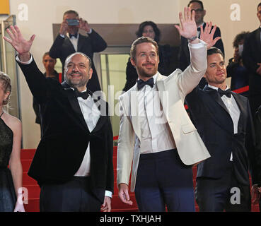 Joel Silver (L), Ryan Gosling (C) und Matt Bomer kommen auf den Stufen des Palais des Festivals vor der Vorführung des Films "Die netten Kerle" an der 69. Internationalen Filmfestspiele von Cannes in Cannes, Frankreich am 15. Mai 2016. Foto von David Silpa/UPI Stockfoto