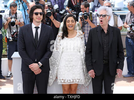 Adam Treiber (L), Golshifteh Farahani (C) und Jim Jarmusch kommen an einem Fotoshooting für den Film 'Paterson" während der 69. Internationalen Filmfestspiele von Cannes in Cannes, Frankreich am 16. Mai 2016. Foto von David Silpa/UPI Stockfoto