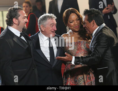 (Von L nach R) Jonathan Jakubowicz, Robert De Niro, Grace Hightower und Roberto Duran kommen auf den Stufen des Palais des Festivals vor der Vorführung des Films "Hände aus Stein", die im Rahmen der 69. Internationalen Filmfestspiele von Cannes in Cannes, Frankreich am 16. Mai 2016. Foto von David Silpa/UPI. Stockfoto