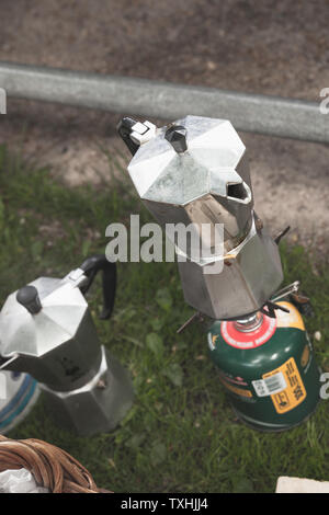 Helsnki, Finnland - 21. Mai 2016: Kaffee mit italienischen Bialetti moka Topf auf einem Primus Stockfoto