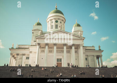 Helsnki, Finnland - 21. Mai 2016: Kathedrale von Helsnki, gewöhnliche Menschen ruhen auf breite Steintreppe. Vintage Farben Foto Stockfoto