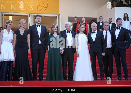 (Von L nach R) Anne Consigny, Virginie Efira, Jonas Bloquet, Isabelle Huppert, Paul Verhoeven, Alice Isaaz, Christian Berkel, Charles Berling und Laurent Lafitte kommen auf den Stufen des Palais des Festivals vor der Vorführung des Films "Elle" an der 69. Internationalen Filmfestspiele von Cannes in Cannes, Frankreich am 21. Mai 2016. Foto von David Silpa/UPI Stockfoto