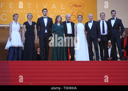 (Von L nach R) Anne Consigny, Virginie Efira, Jonas Bloquet, Isabelle Huppert, Paul Verhoeven, Alice Isaaz, Christian Berkel, Charles Berling und Laurent Lafitte kommen auf den Stufen des Palais des Festivals vor der Vorführung des Films "Elle" an der 69. Internationalen Filmfestspiele von Cannes in Cannes, Frankreich am 21. Mai 2016. Foto von David Silpa/UPI Stockfoto