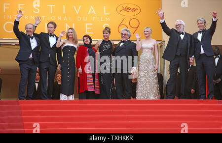 (Von L nach R) Mitglieder der Jury Arnaud Desplechin, Laszlo Nemes, Vanessa Paradis, Katayoon Shahabi, Valeria Golino, George Miller, Kirsten Dunst, Donald Sutherland und Mads Mikkelsen kommen auf den Stufen des Palais des Festivals vor der Abschlussfeier der 69. Internationalen Filmfestspiele von Cannes in Cannes, Frankreich am 22. Mai 2016. Foto von David Silpa/UPI Stockfoto